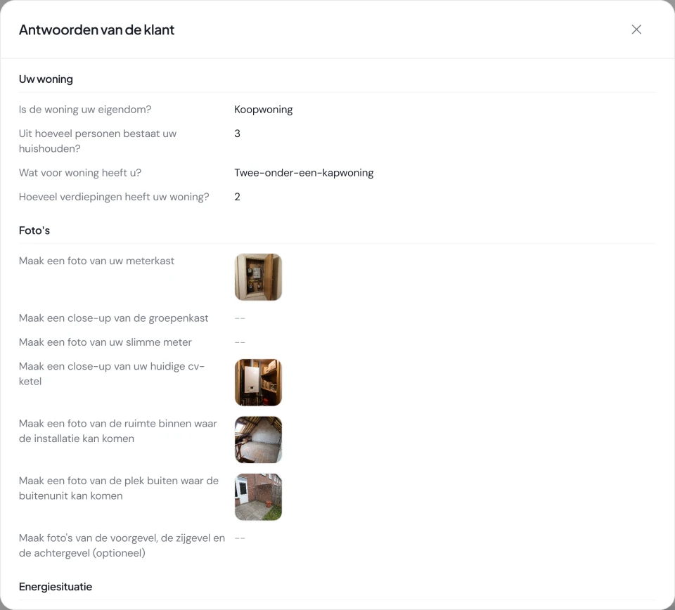 Het venster Antwoorden van de klant op de klantkaart in Fikst: de antwoorden over de woning, en onder Foto's per vraag de foto die de klant maakte, zoals de meterkast, de cv-ketel en de plek voor de buitenunit.