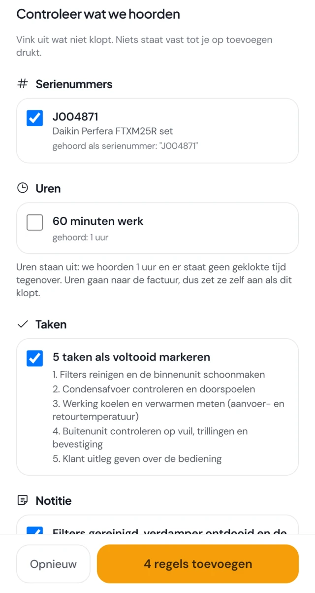 Het controleblad in de monteursapp na het inspreken van de werkbon: Controleer wat we hoorden, met serienummer J004871 bij de Daikin Perfera FTXM25R set, de uren uit omdat er geen geklokte tijd tegenover staat, vijf taken om als voltooid te markeren, een notitie en de knop 4 regels toevoegen.