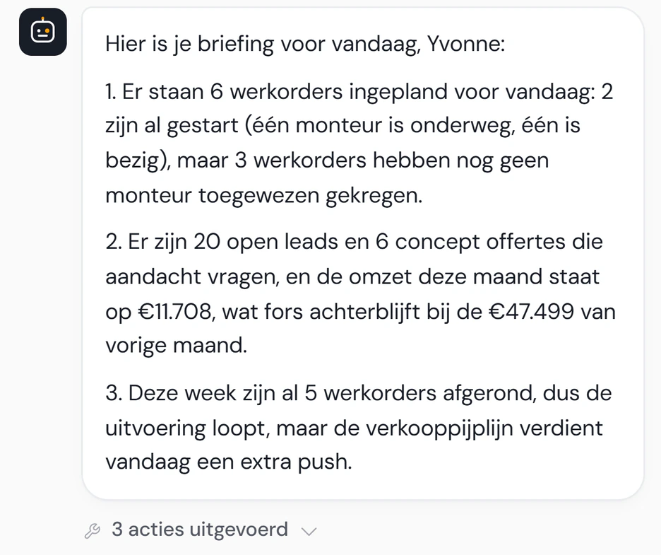 De Fikst Assistent met een dagbriefing in drie punten: de werkorders van vandaag waar nog een monteur bij moet, de open leads en conceptoffertes, en wat er deze week is afgerond.