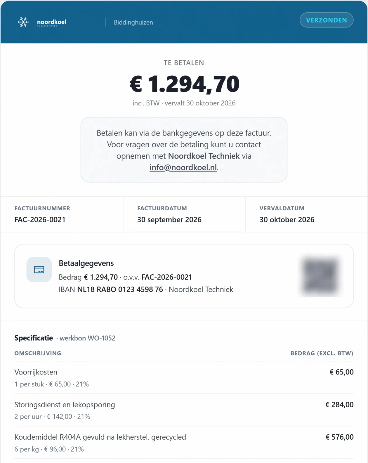 Factuur FAC-2026-0021 van Noordkoel zoals de klant hem ziet: te betalen 1.294,70 euro, met de specificatie uit werkbon WO-1052, inclusief het bijgevulde koudemiddel. De betaalcode is onleesbaar gemaakt.