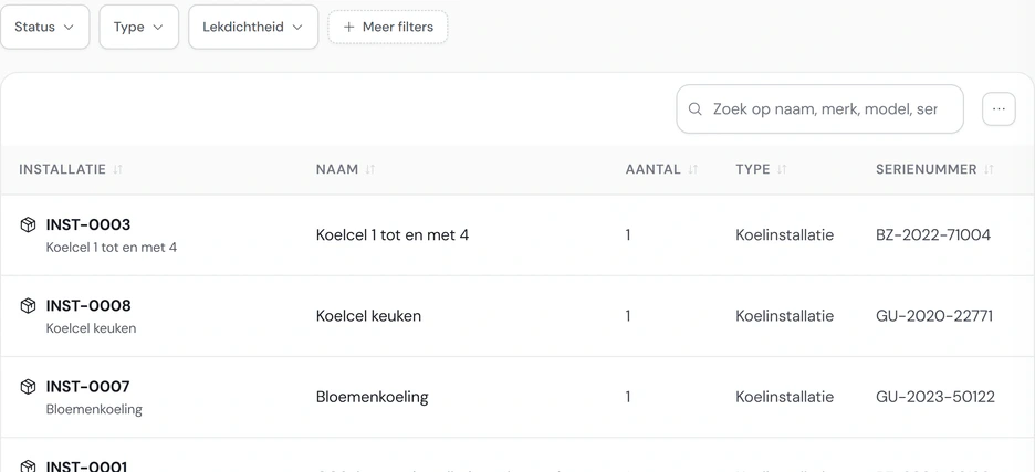 Het installatieregister van Noordkoel in Fikst: koelcellen, bloemenkoeling en een CO2-boosterinstallatie, met per installatie de naam, het aantal en het type.