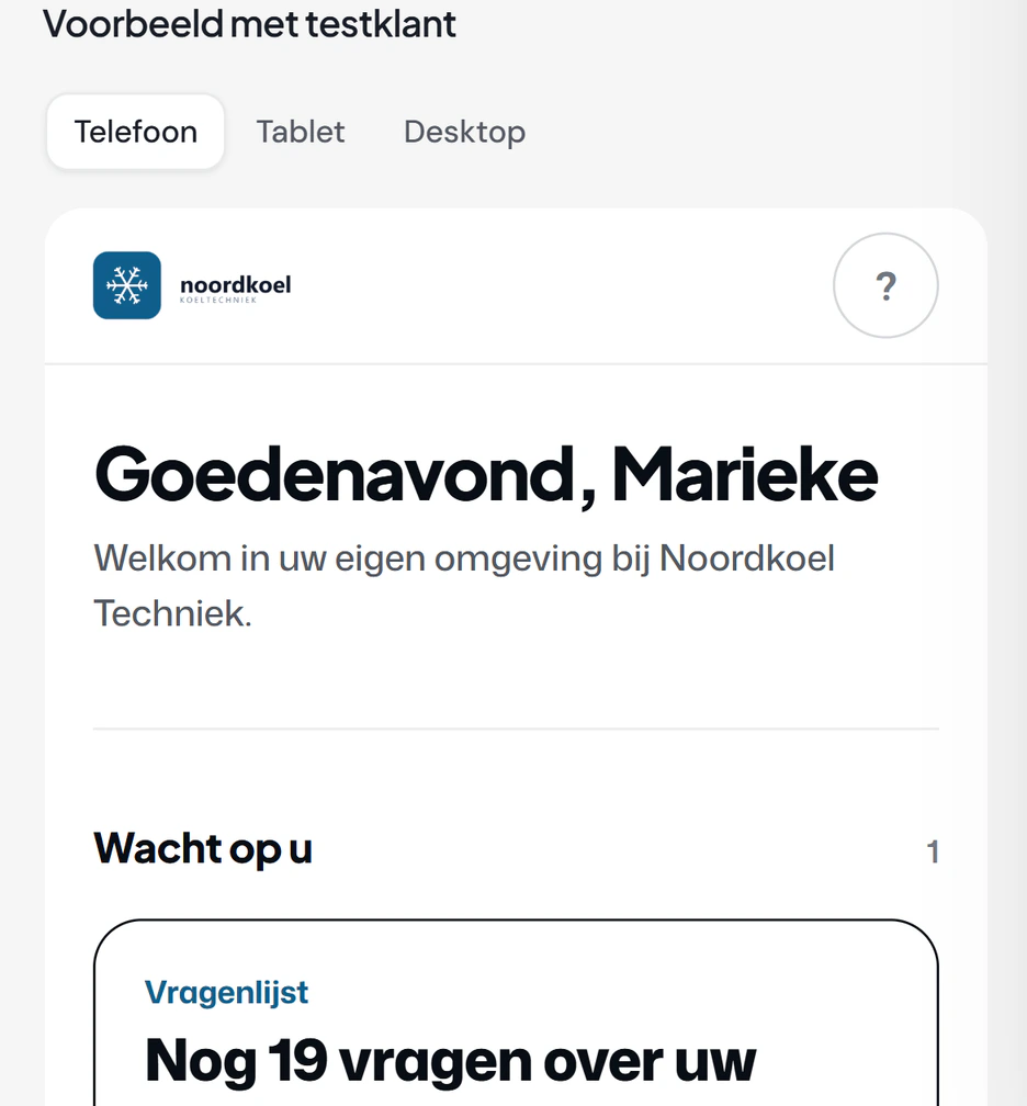 Het voorbeeld van het portaal met een testklant, in de huisstijl van Noordkoel: het logo, de begroeting en wat er op de klant wacht, te bekijken als telefoon, tablet of desktop.